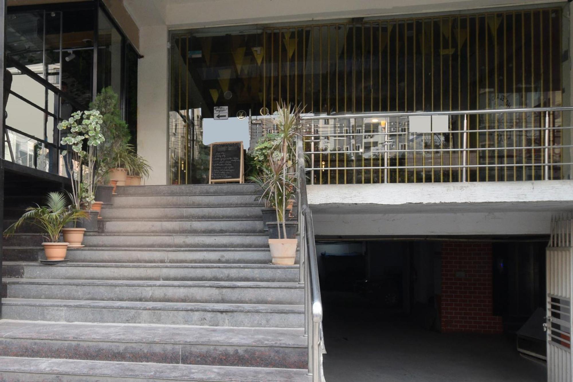 Super Townhouse Madhapur 100 Feet Road Formerly Jkc Grand Hyderabad Esterno foto