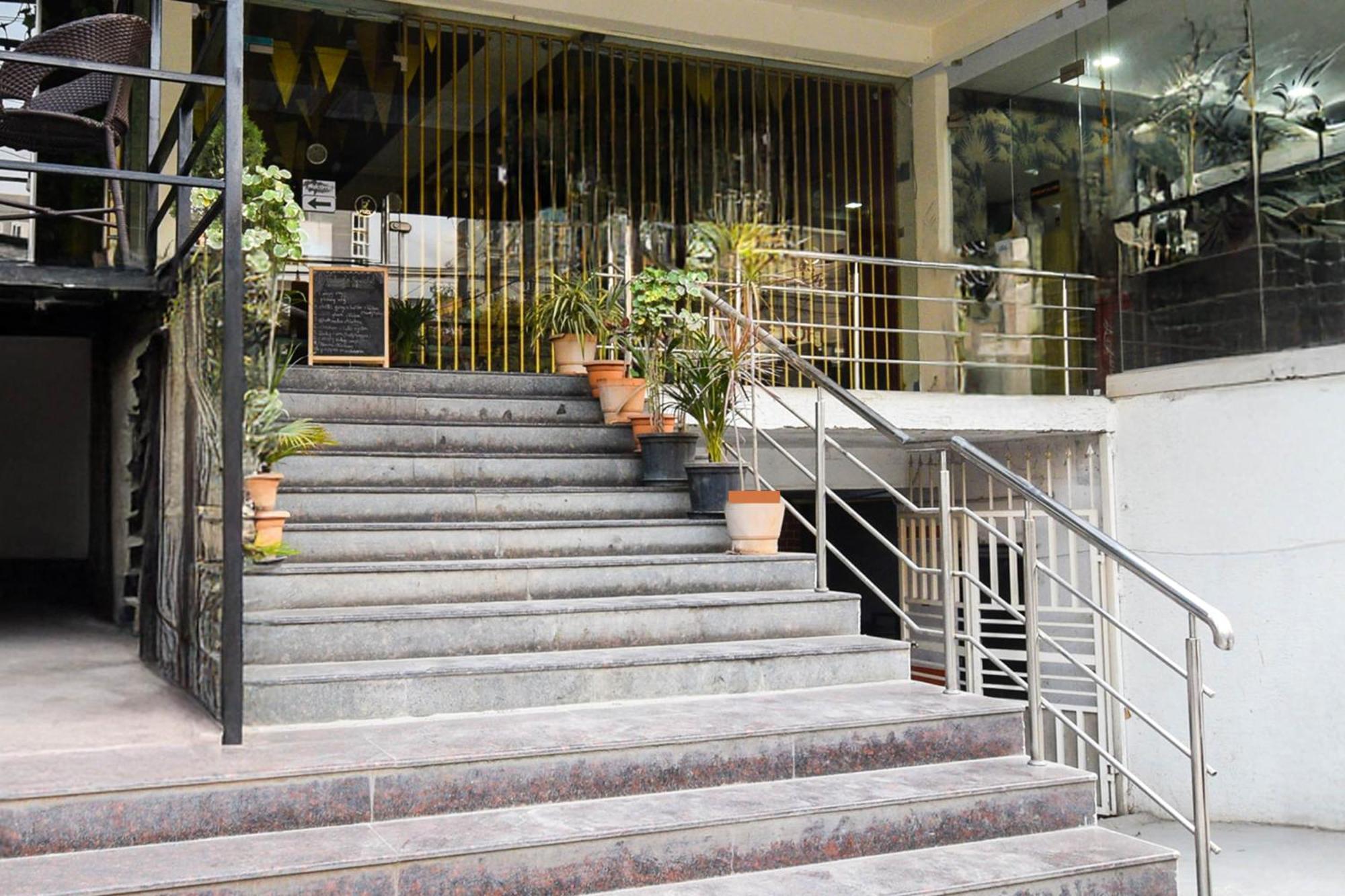 Super Townhouse Madhapur 100 Feet Road Formerly Jkc Grand Hyderabad Esterno foto