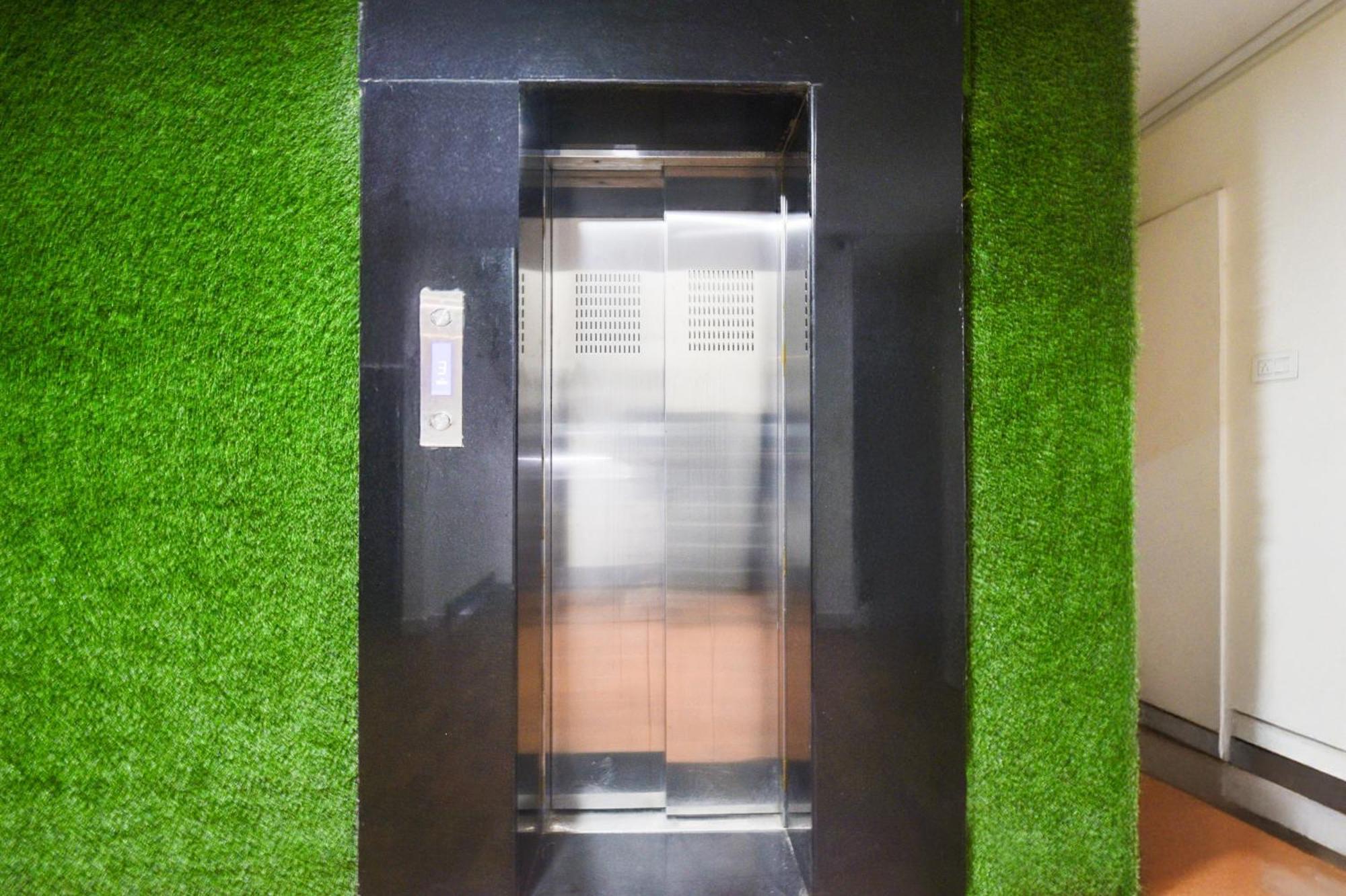 Super Townhouse Madhapur 100 Feet Road Formerly Jkc Grand Hyderabad Esterno foto