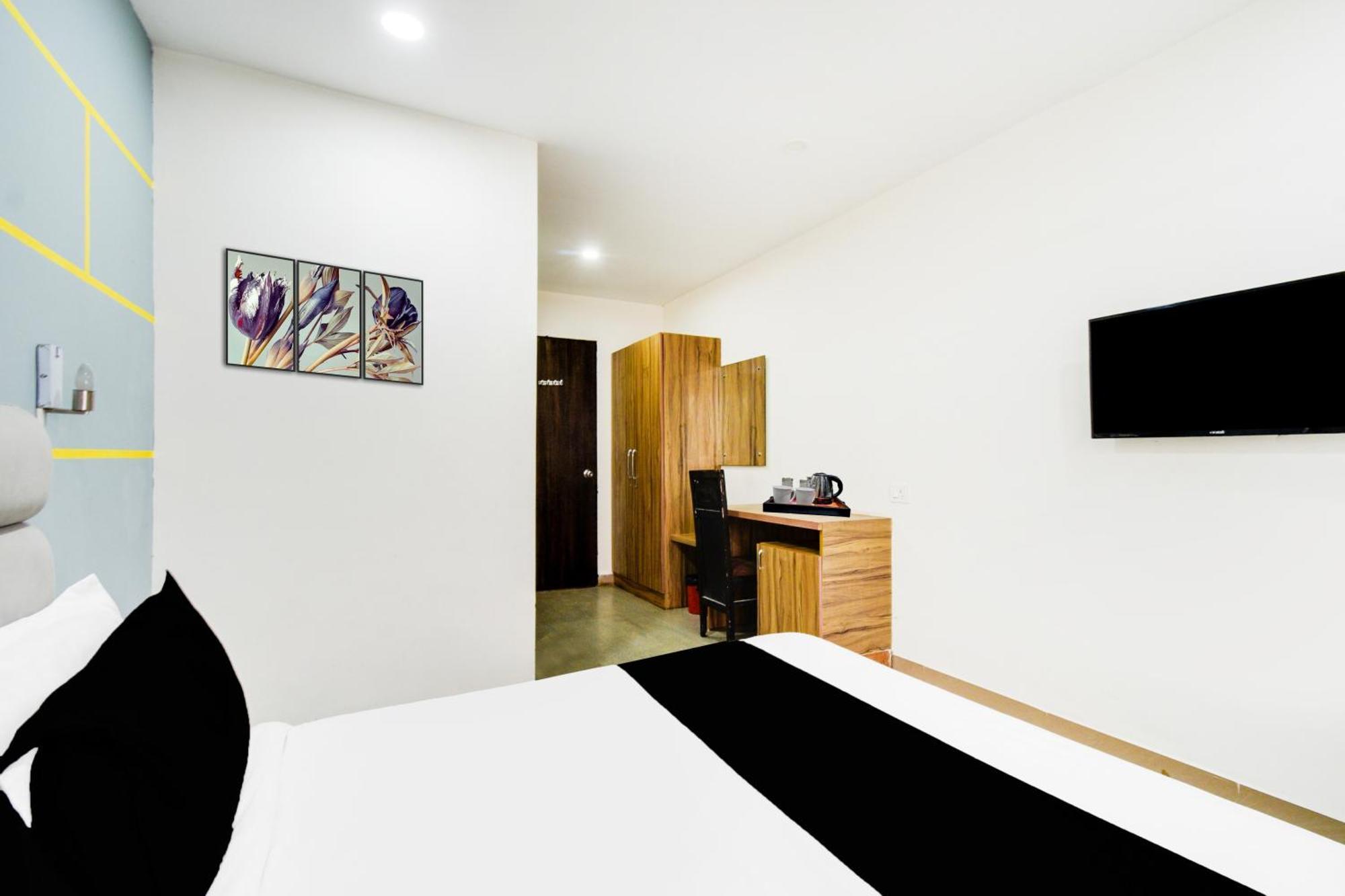 Super Townhouse Madhapur 100 Feet Road Formerly Jkc Grand Hyderabad Esterno foto
