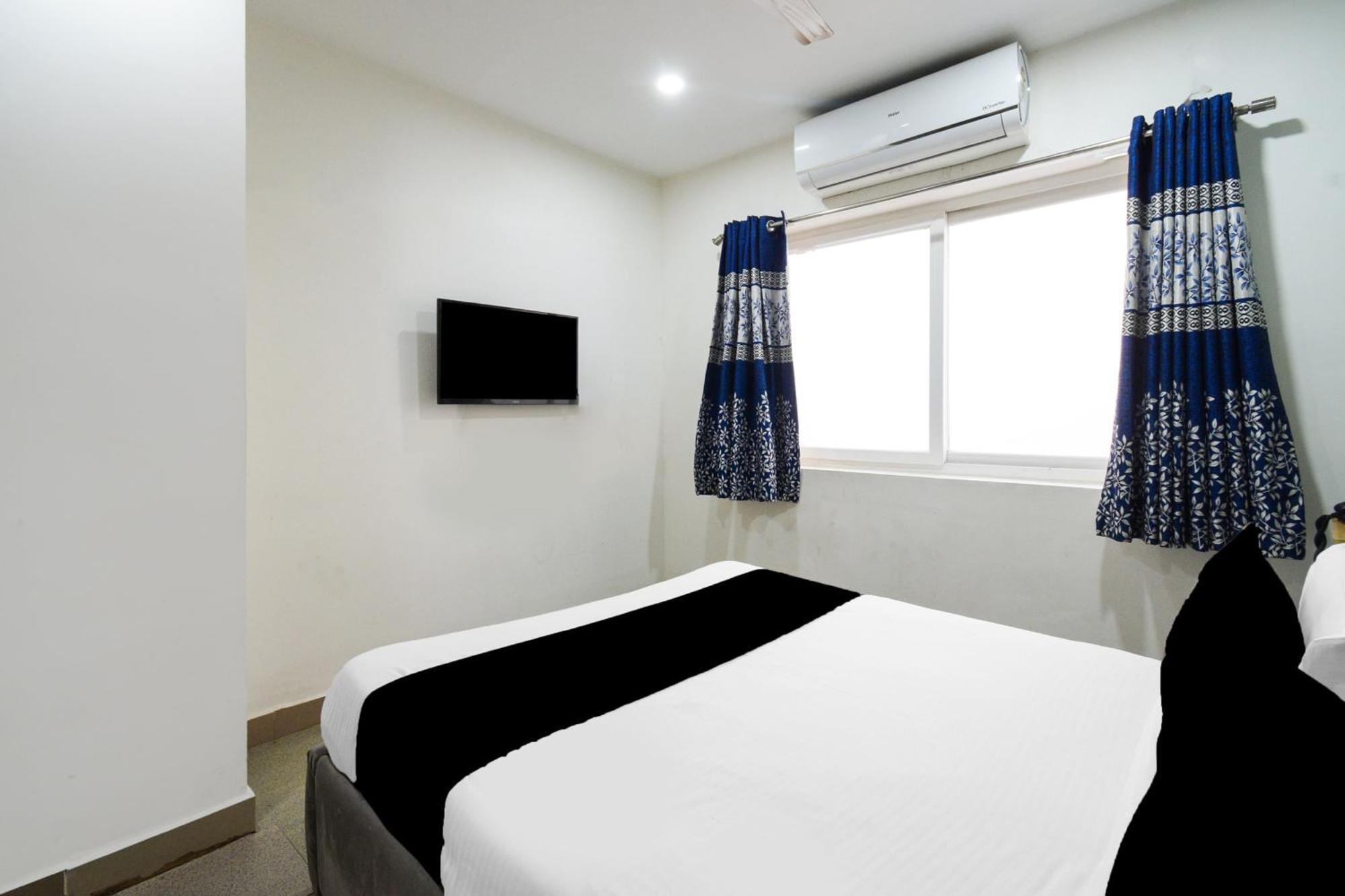 Super Townhouse Madhapur 100 Feet Road Formerly Jkc Grand Hyderabad Esterno foto
