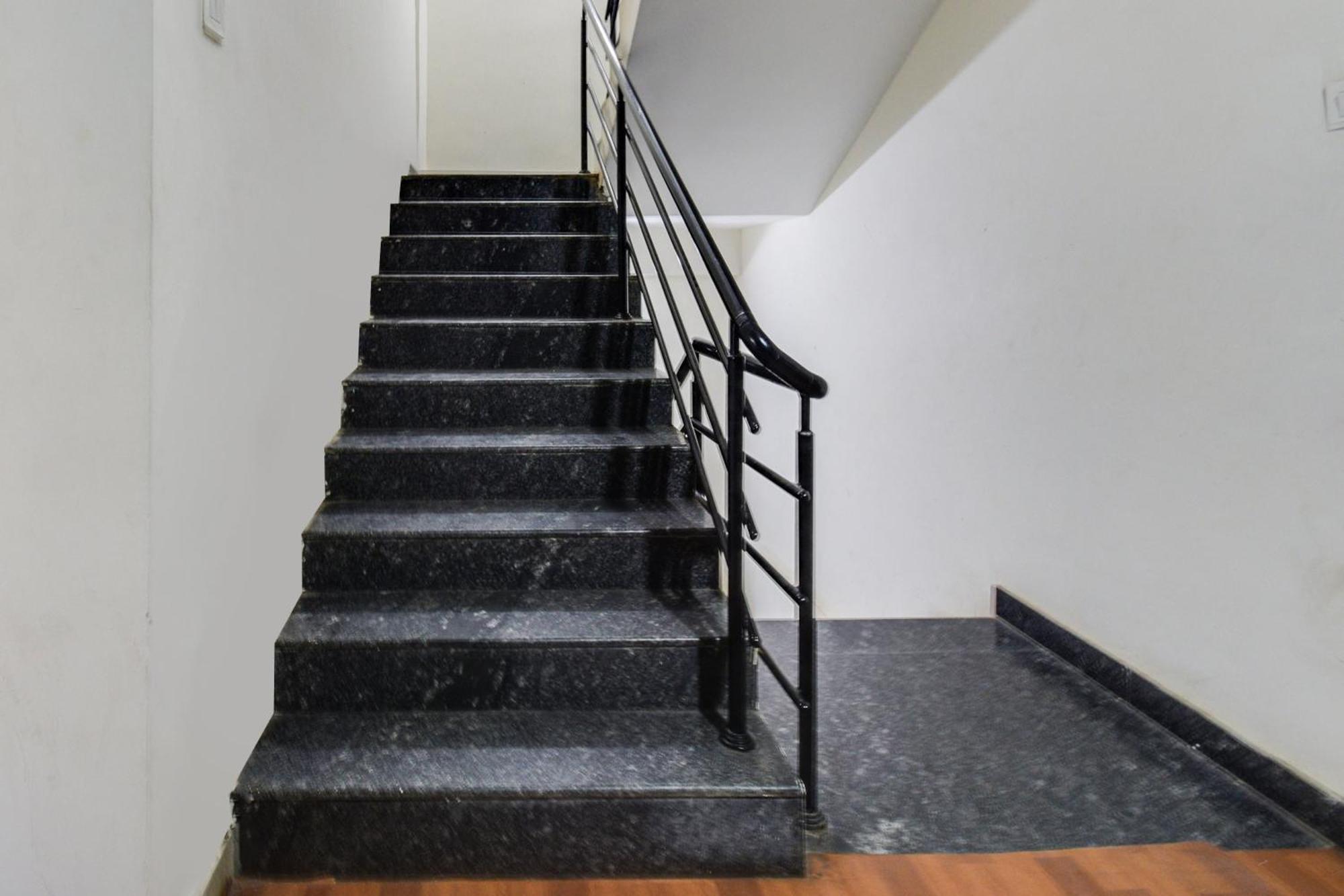 Super Townhouse Madhapur 100 Feet Road Formerly Jkc Grand Hyderabad Esterno foto