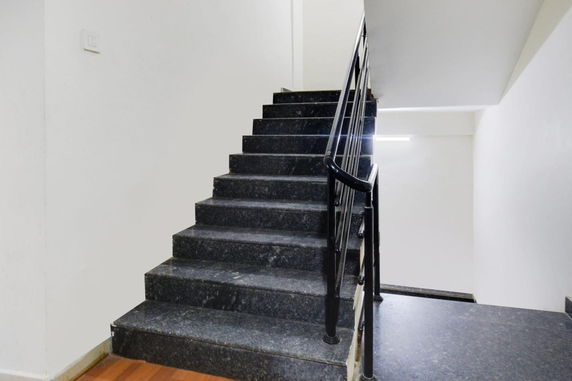 Super Townhouse Madhapur 100 Feet Road Formerly Jkc Grand Hyderabad Esterno foto